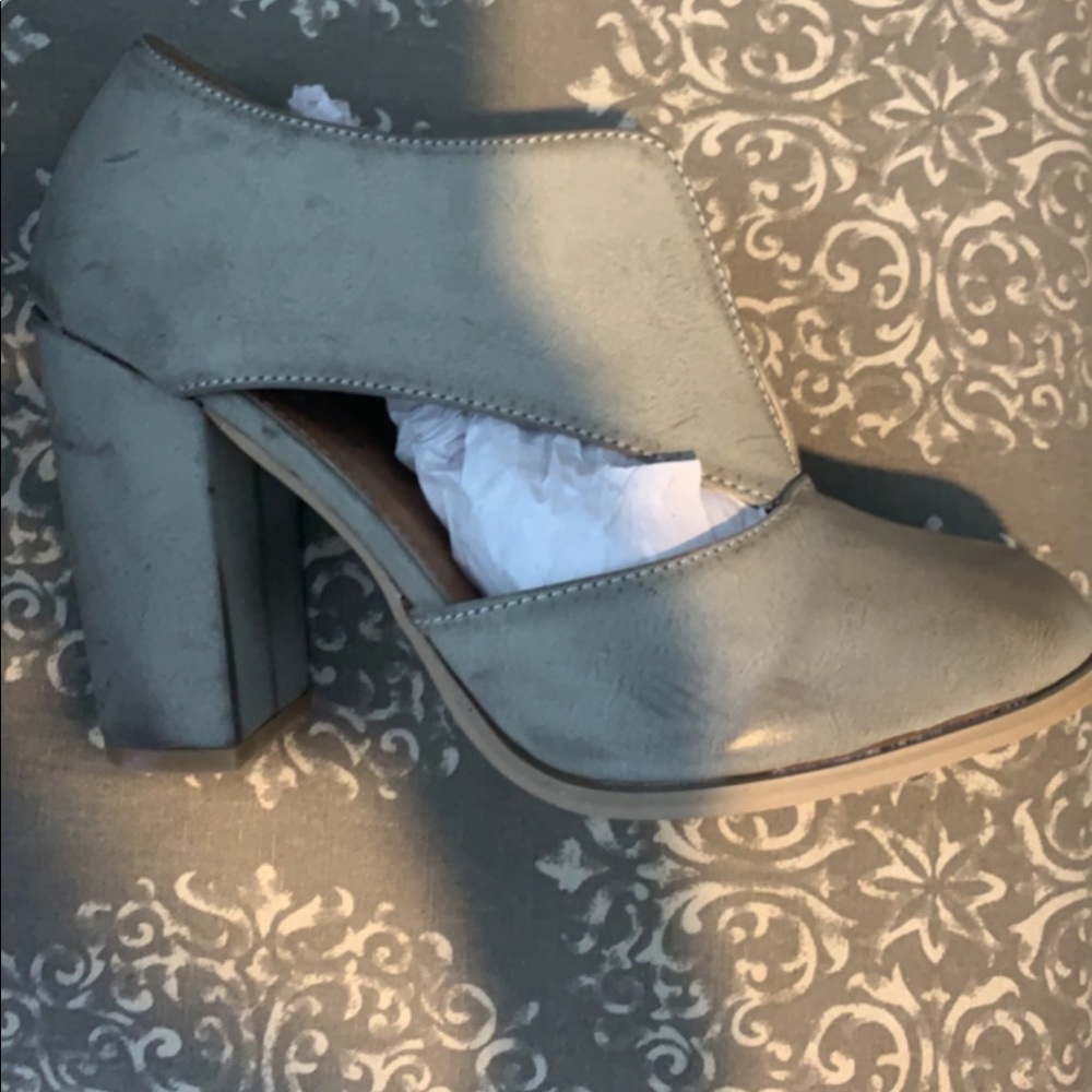 Gray mata pumps